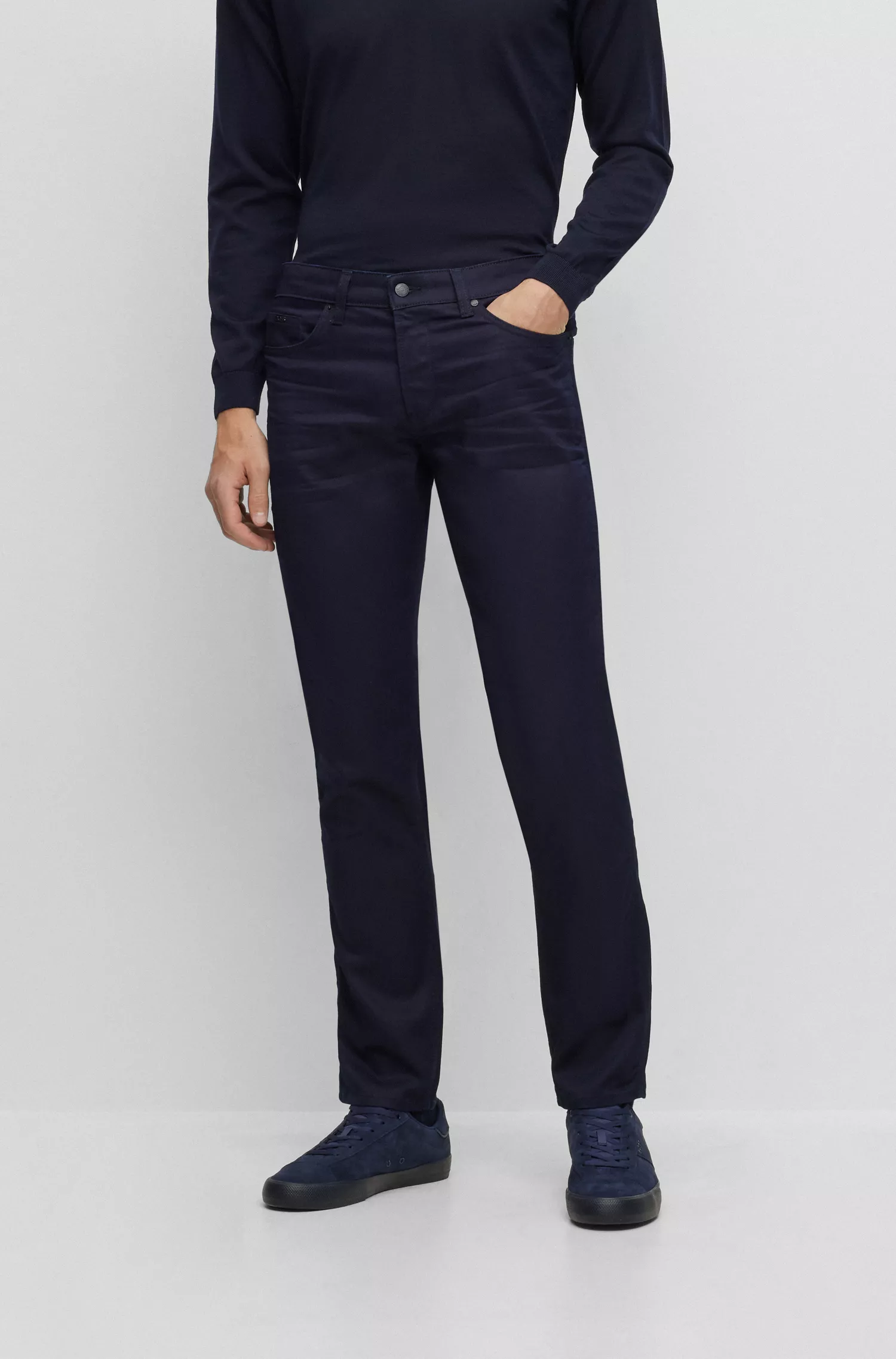 Calça jeans BOSS preta, corte slim, em denim confortável com elasticidade azul-escuro.