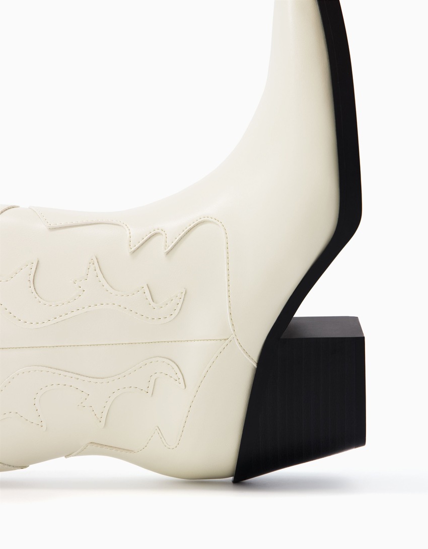 Botas de cowboy com salto alto