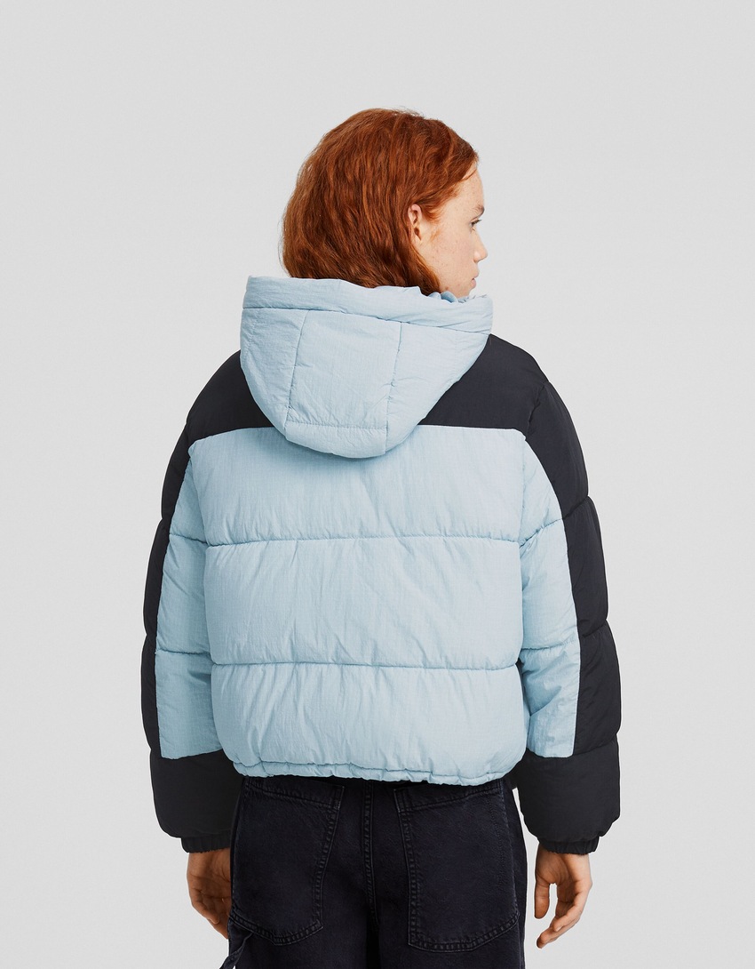 Jaqueta com capuz em blocos de cores, feita de nylon.