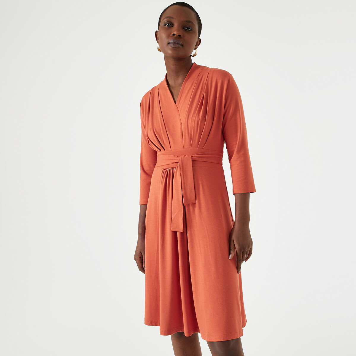 ANNE WEYBURN<br>Vestido com estampa de bandeiras, malha macia, mangas 3/4