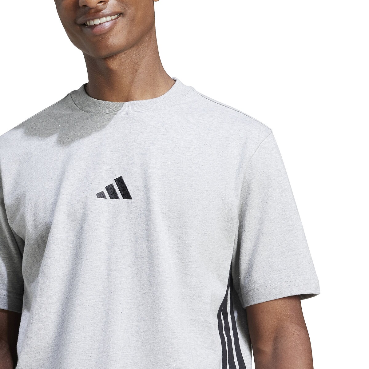 ADIDAS SPORTSWEAR<br>Camiseta essencial de manga curta com 3 listras