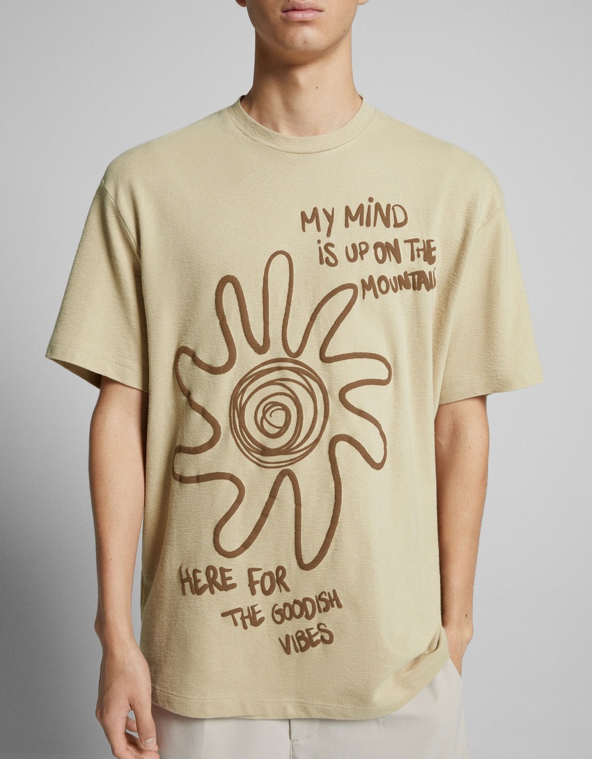 Camiseta de manga curta com estampa floral rústica e modelagem quadrada