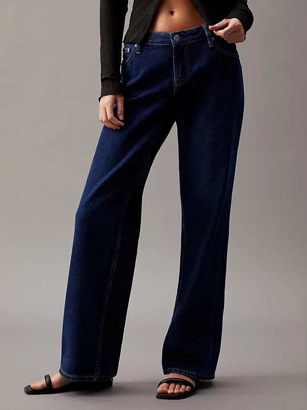 Calça jeans folgada de cintura extremamente baixa