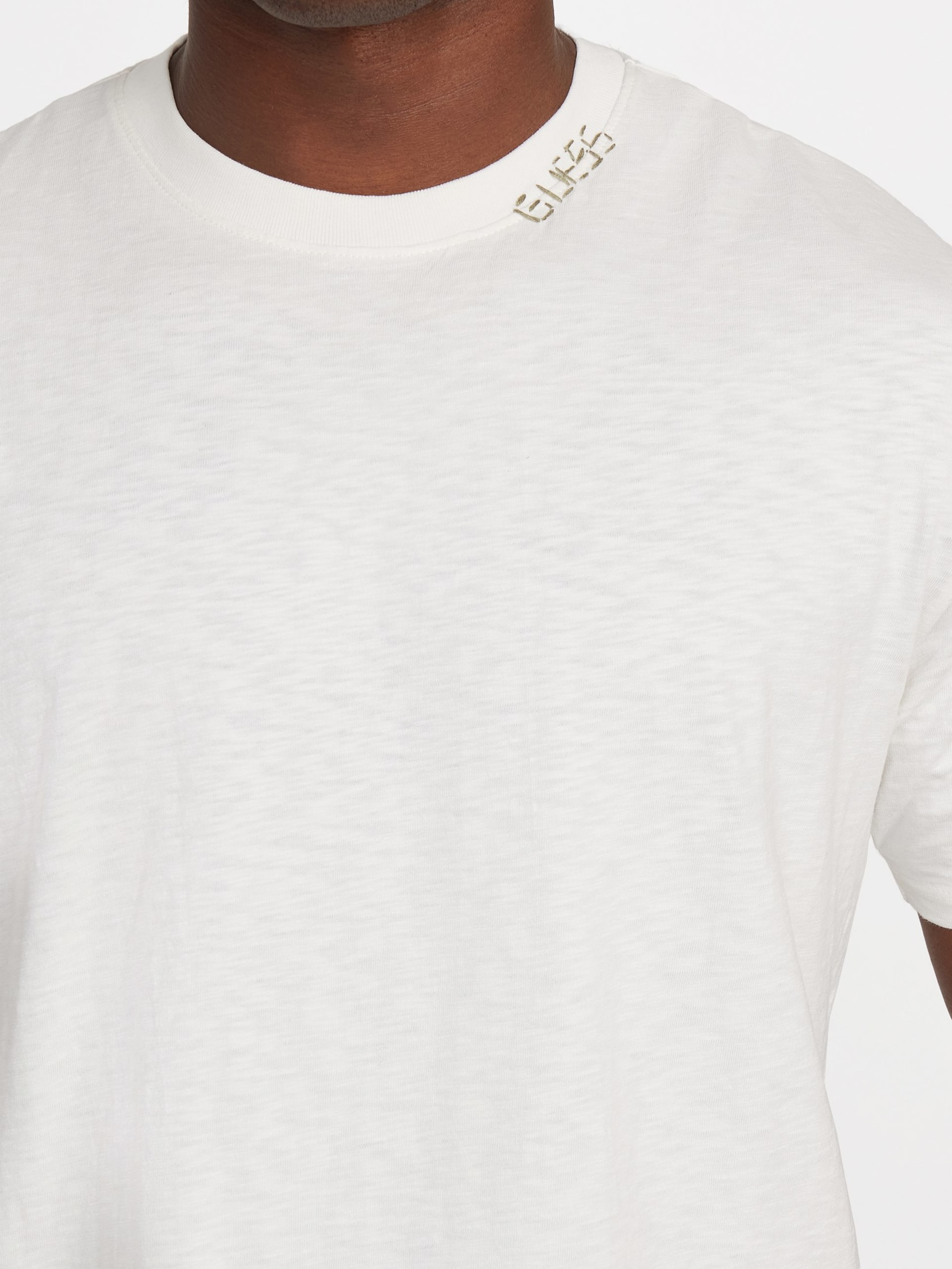 Camiseta David com Apliques Florais