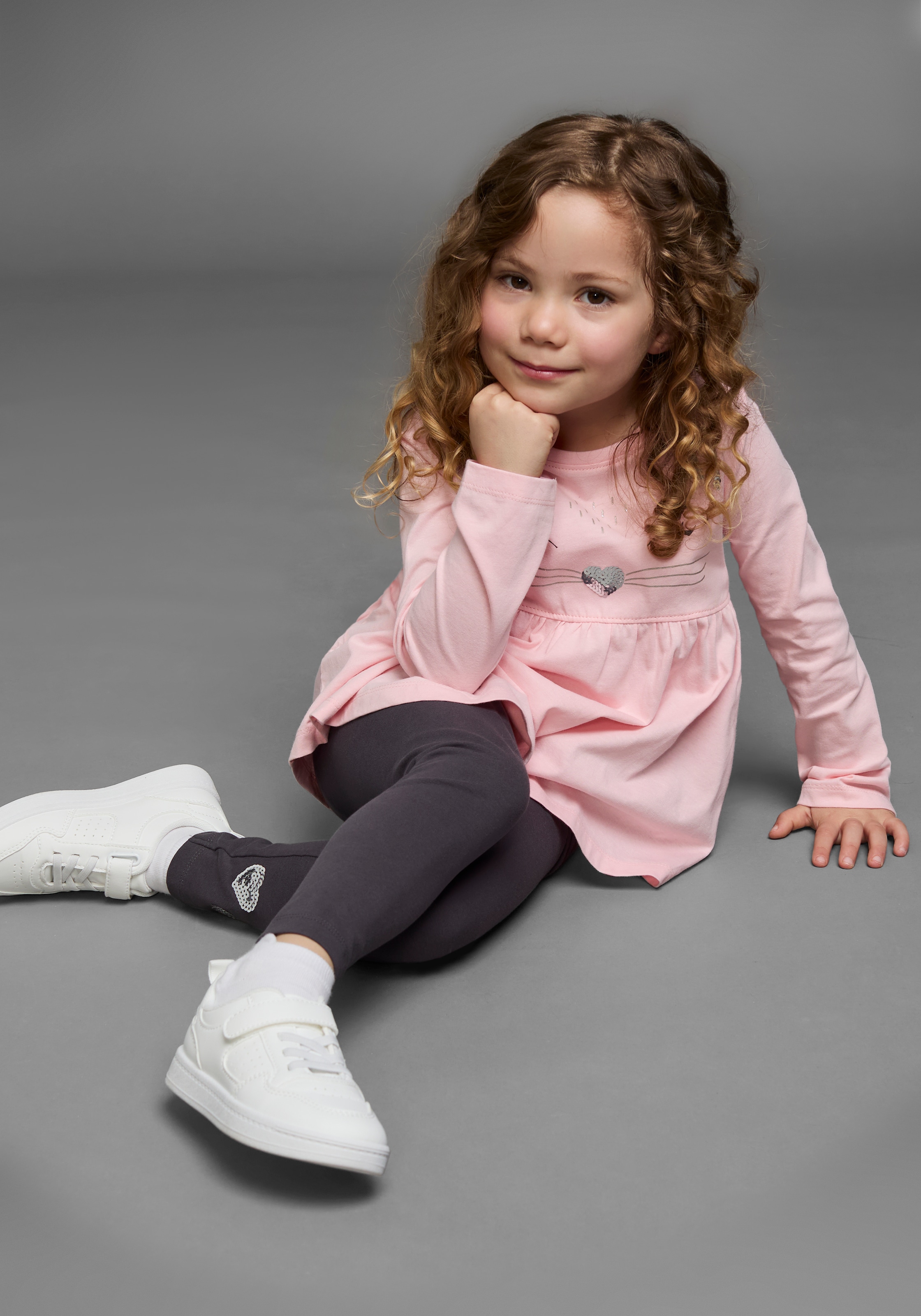 KIDSWORLD Langarmshirt & Leggings »2tlg. Set Shirt + Leggings mit schöner Paillettenapplikation«, 2 Süsses Outfit für kleine Mädchen