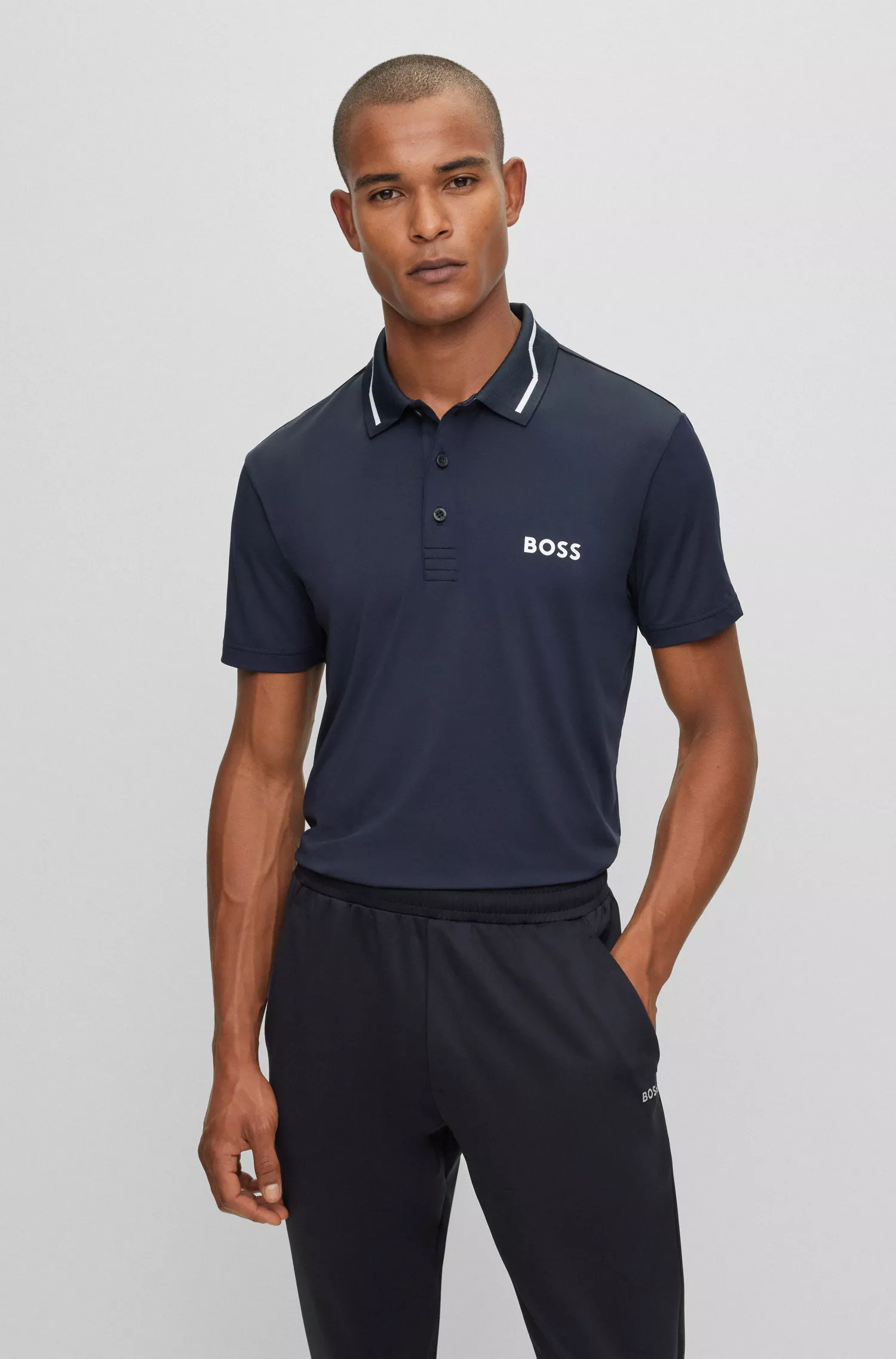 Camisa polo BOSS com logotipo verde contrastante e listra na gola.