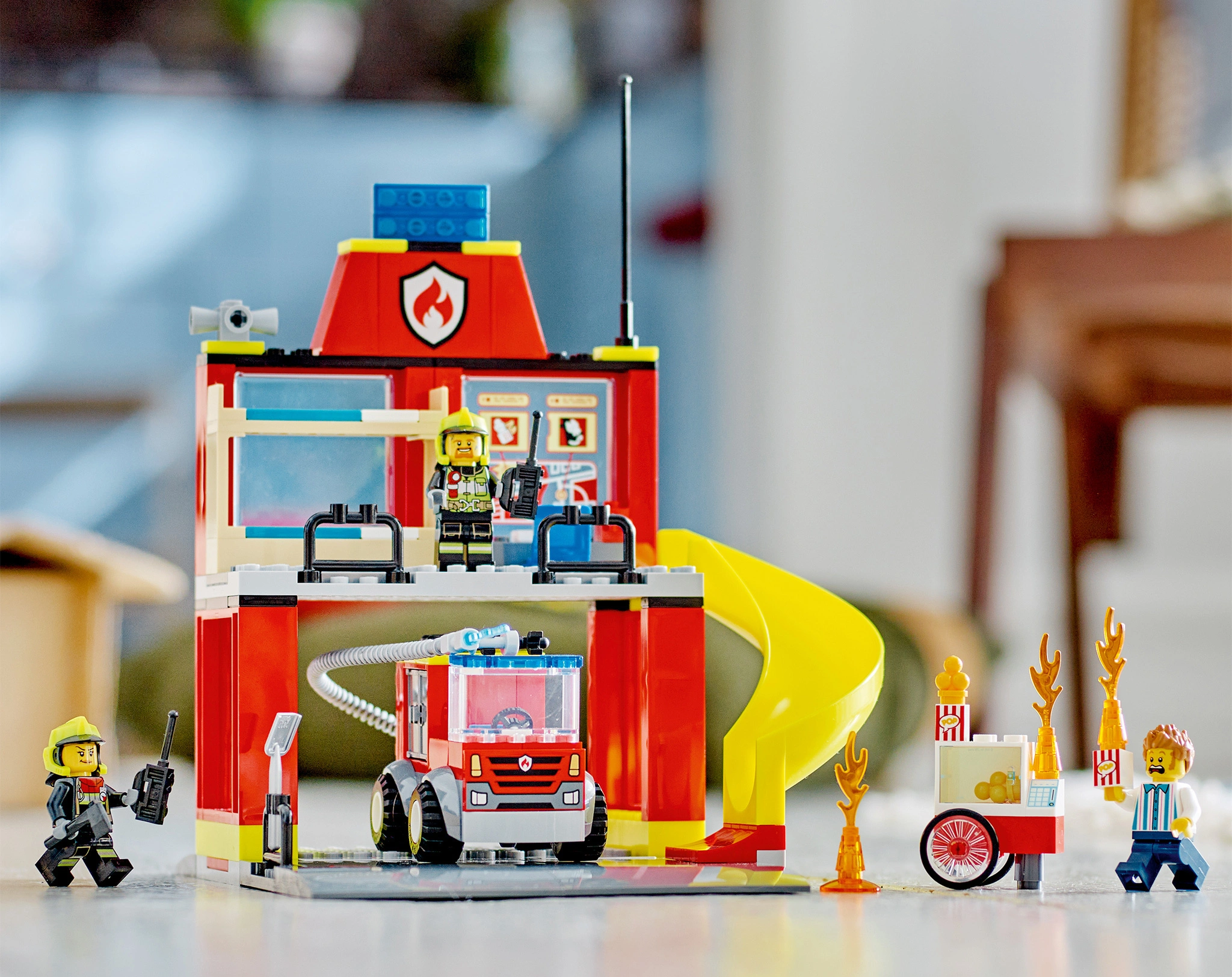 LEGO® City 60375 Feuerwehrstation und Löschauto