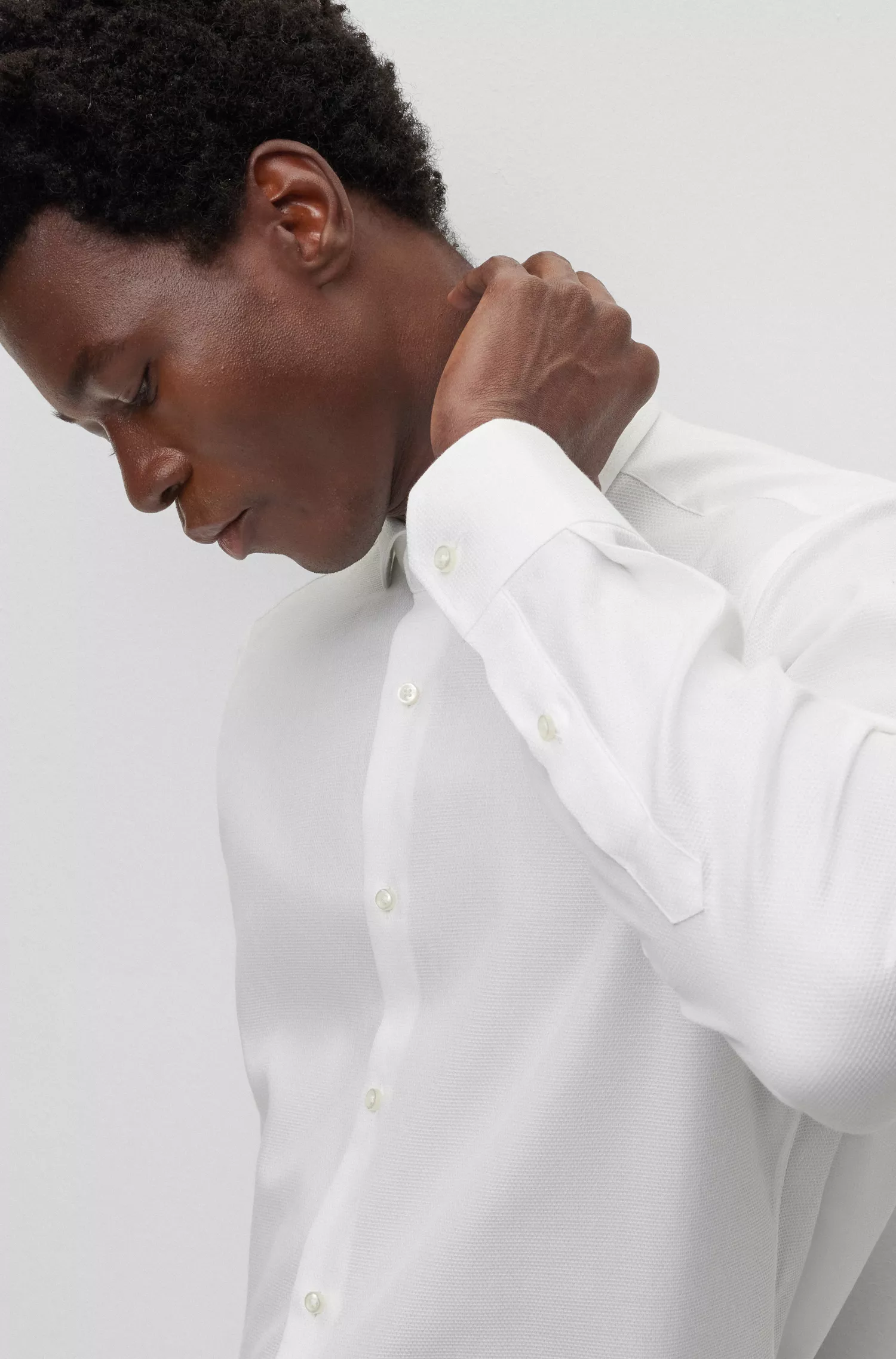 Camisa BOSS preta de corte regular em algodão orgânico estruturado.