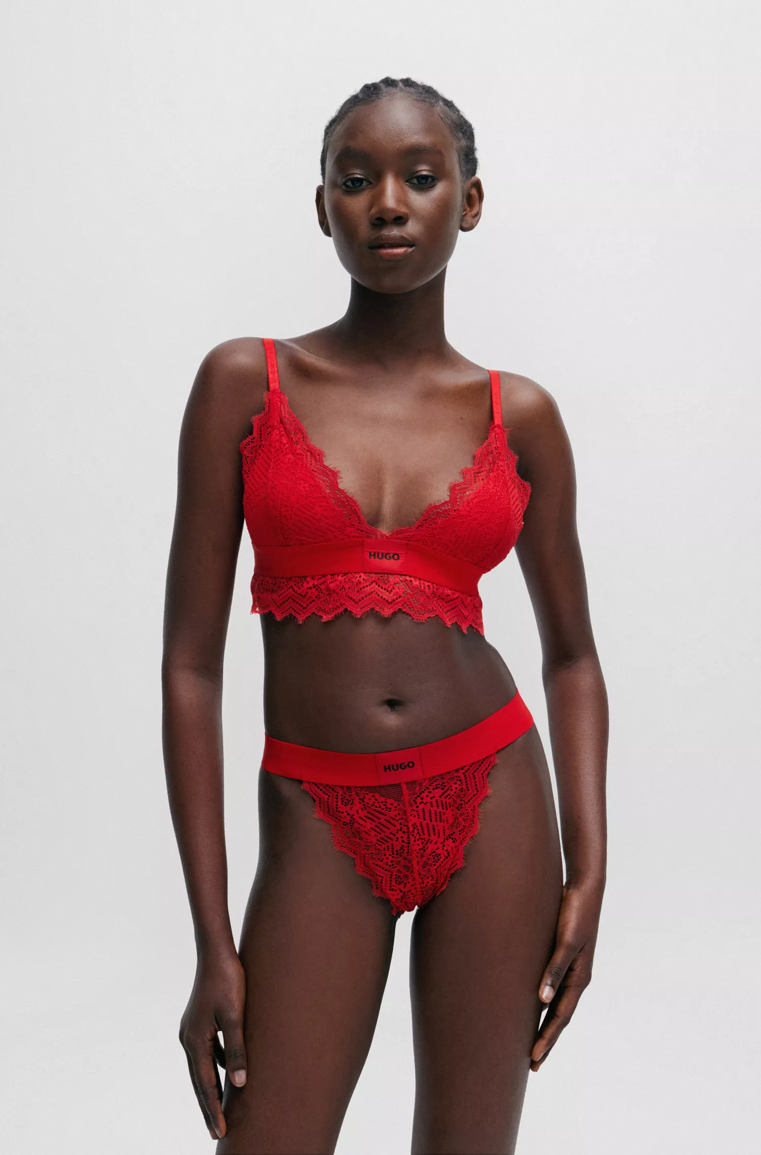 Sutiã triangular acolchoado vermelho HUGO em renda geométrica com etiqueta com o logotipo.