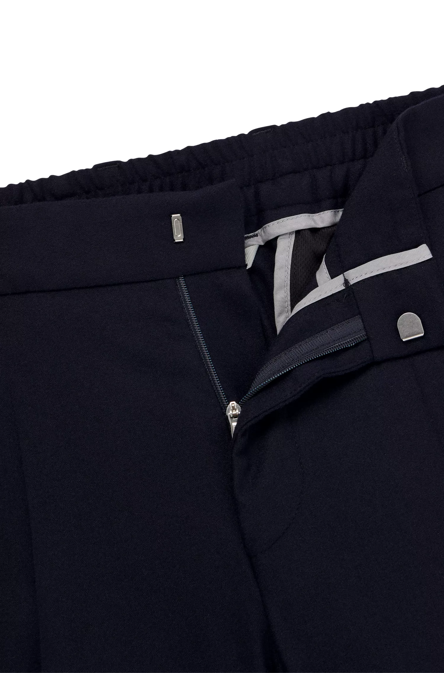 Calça social BOSS preta, corte slim, em tecido elástico.