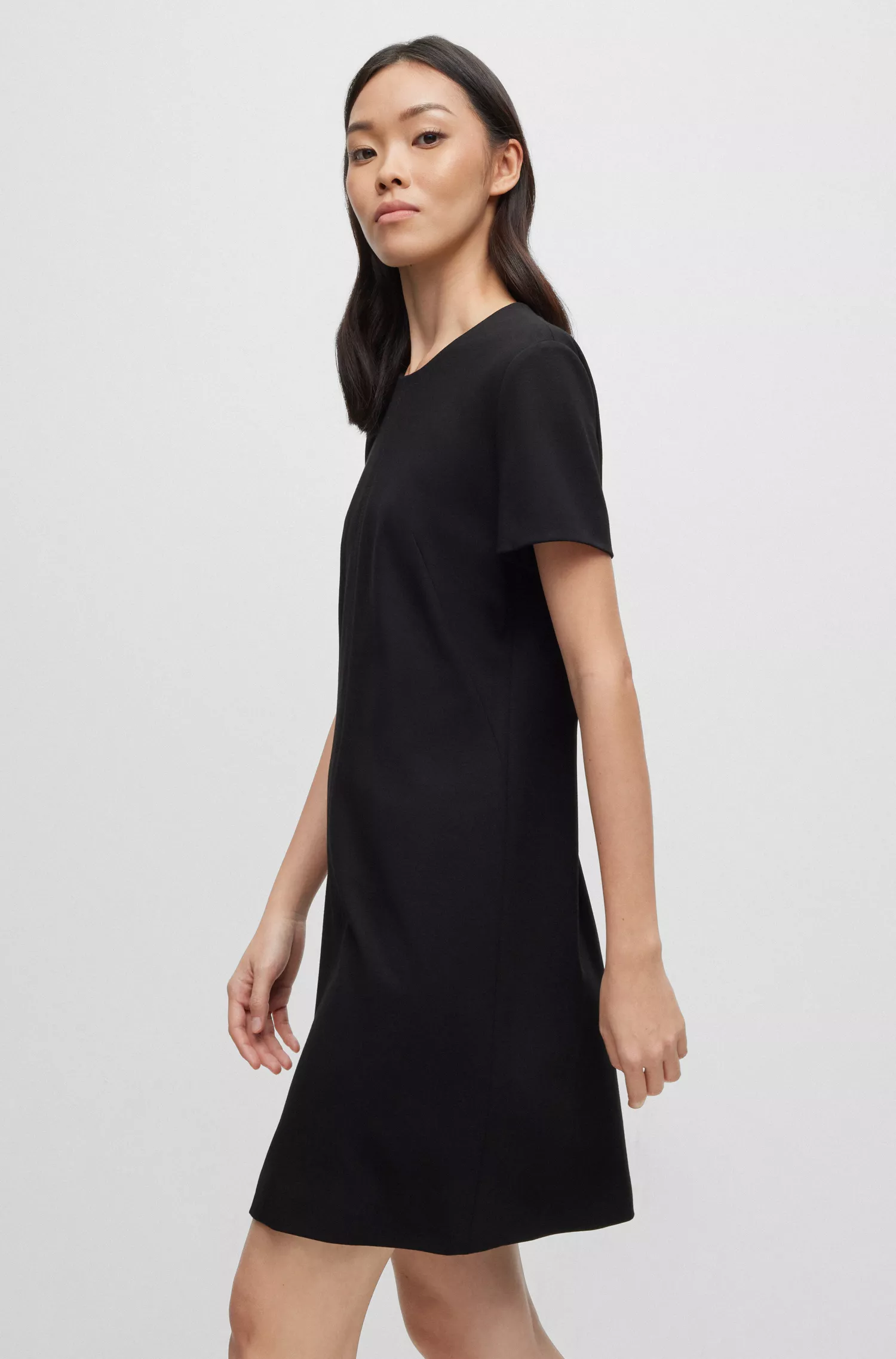 Vestido preto BOSS de corte justo com gola redonda em tecido elástico.