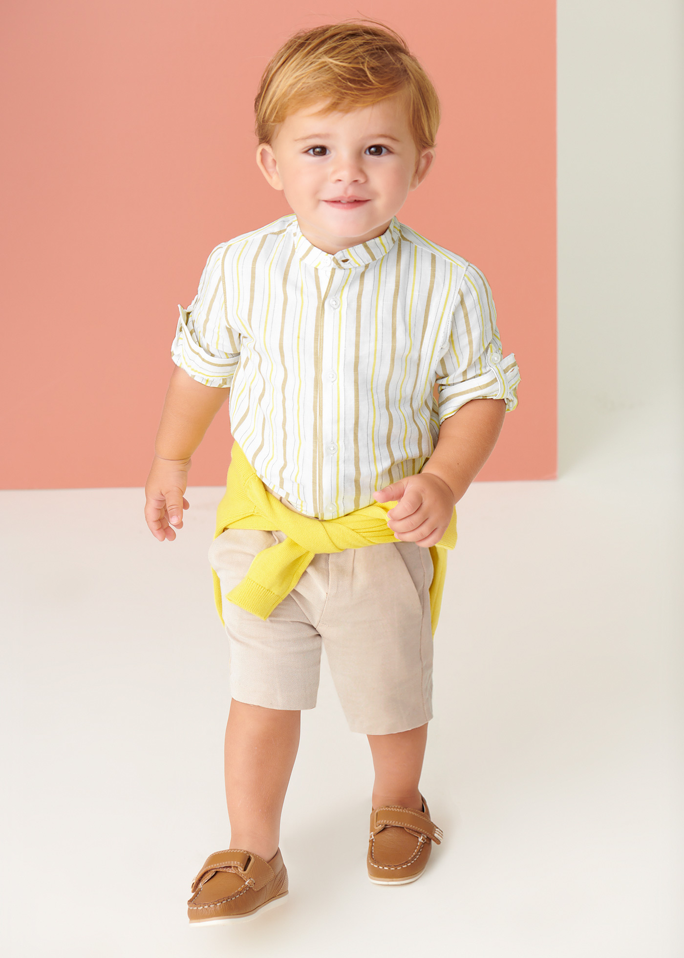 Bermuda infantil de algodão com cintura ajustável.