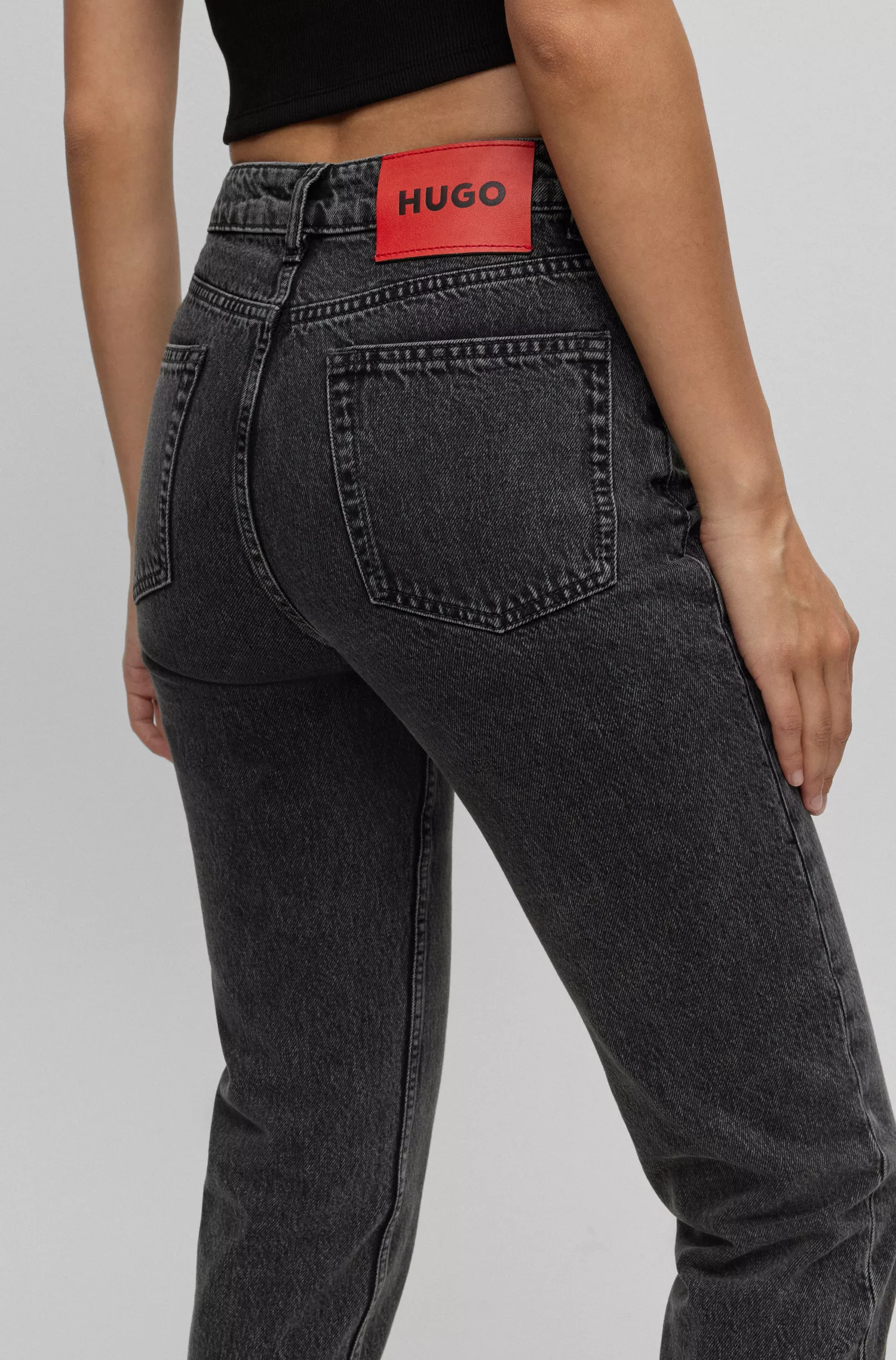 Calça jeans mom HUGO vermelha, modelagem relaxada, em denim rígido preto.
