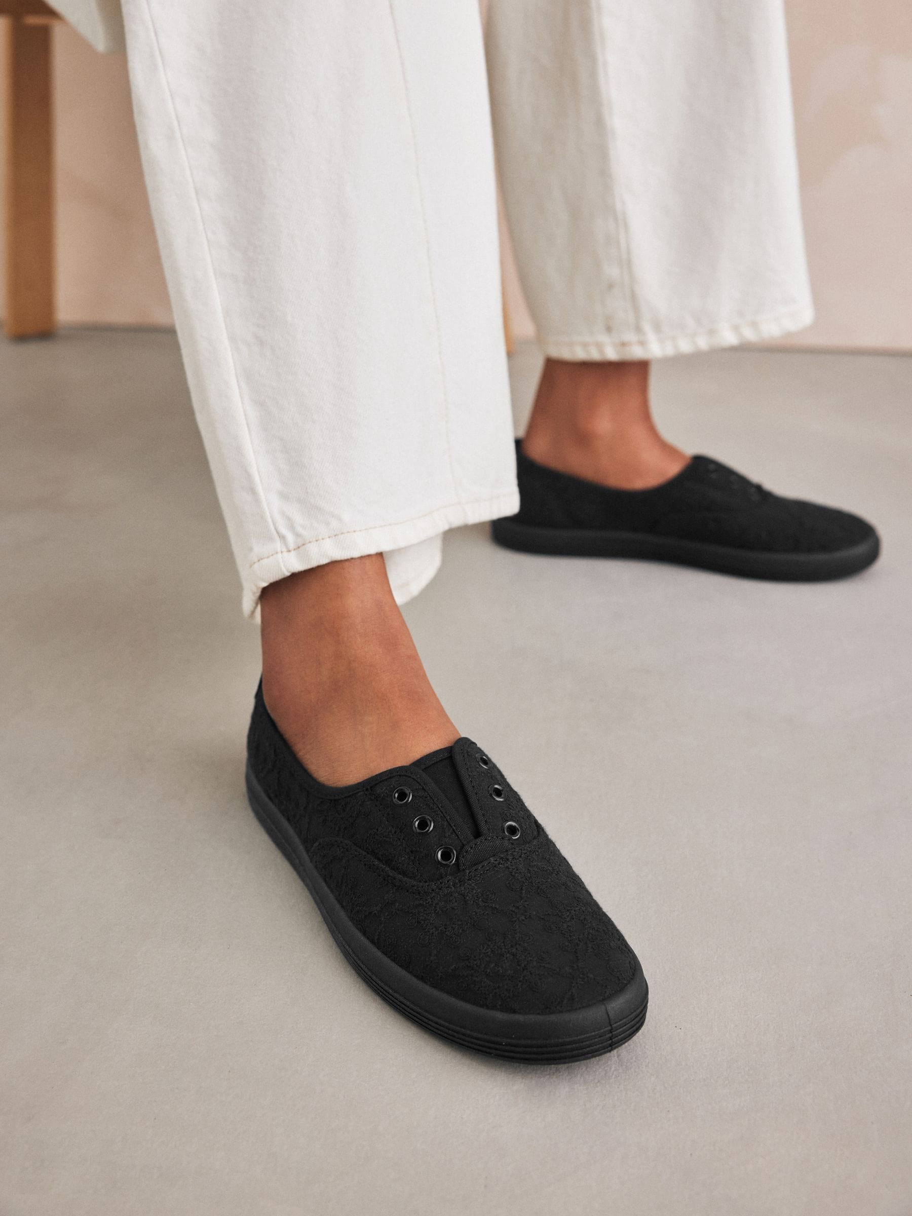 Zwart - Geborduurde veterloze canvas instapsneakers