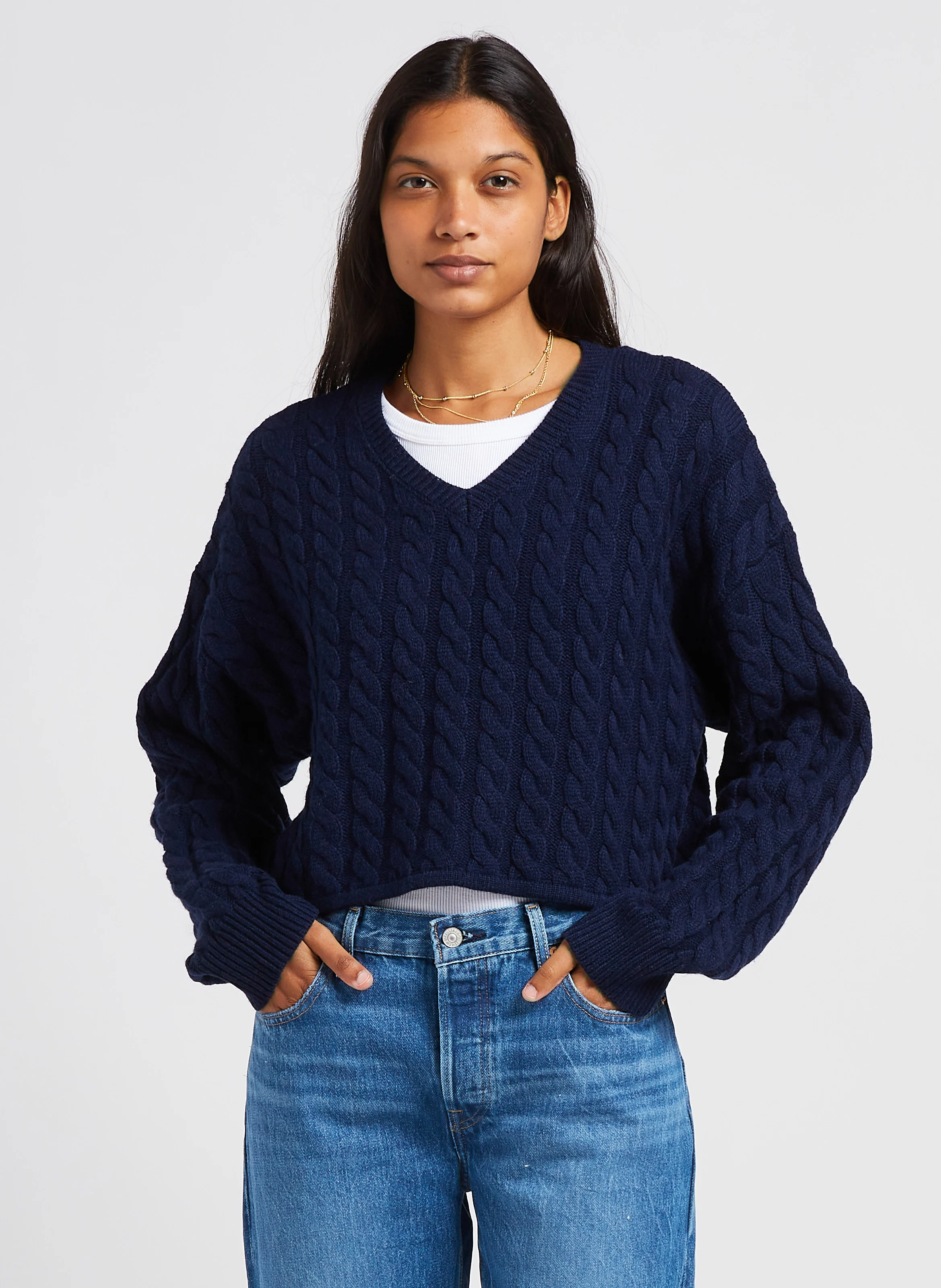 RAE CROPPED SWEATER - Pull court col V torsadé en laine mélangée| Bleu