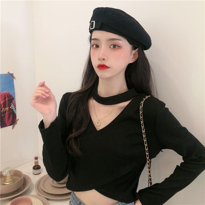 Shinsei - Crop top met lange mouwen en een effen halslijn en uitgesneden kruislings