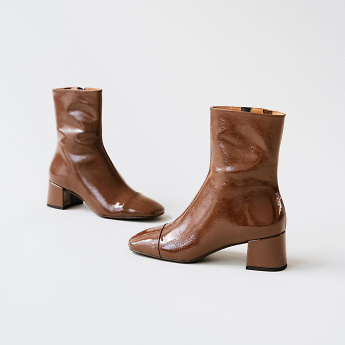 Bottines à bouts carrés et petits talons...  en vernis plissé marron