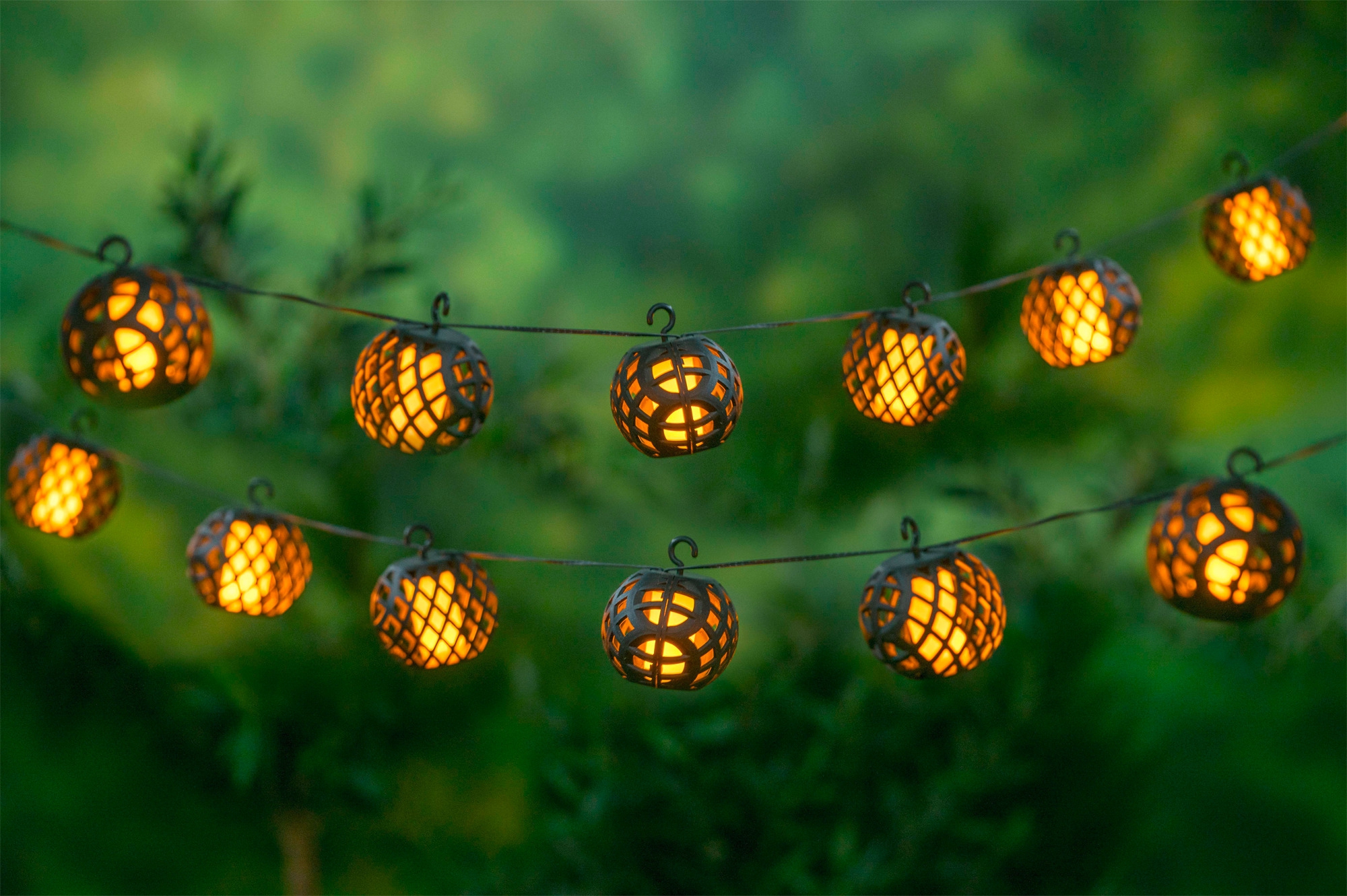 Grundig Lichterkette solarbetrieben 1,8 Meter mit 8 LED-Glühbirnen