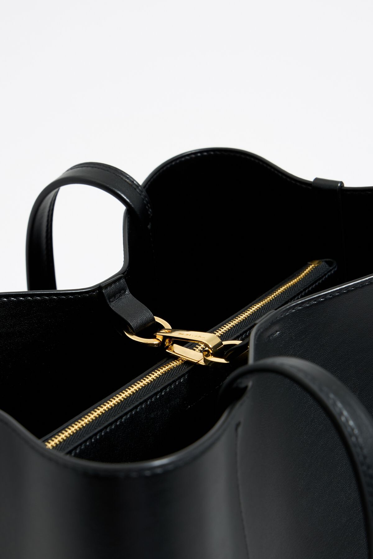 Bolsa grande estilo Chihuahua em couro preto.