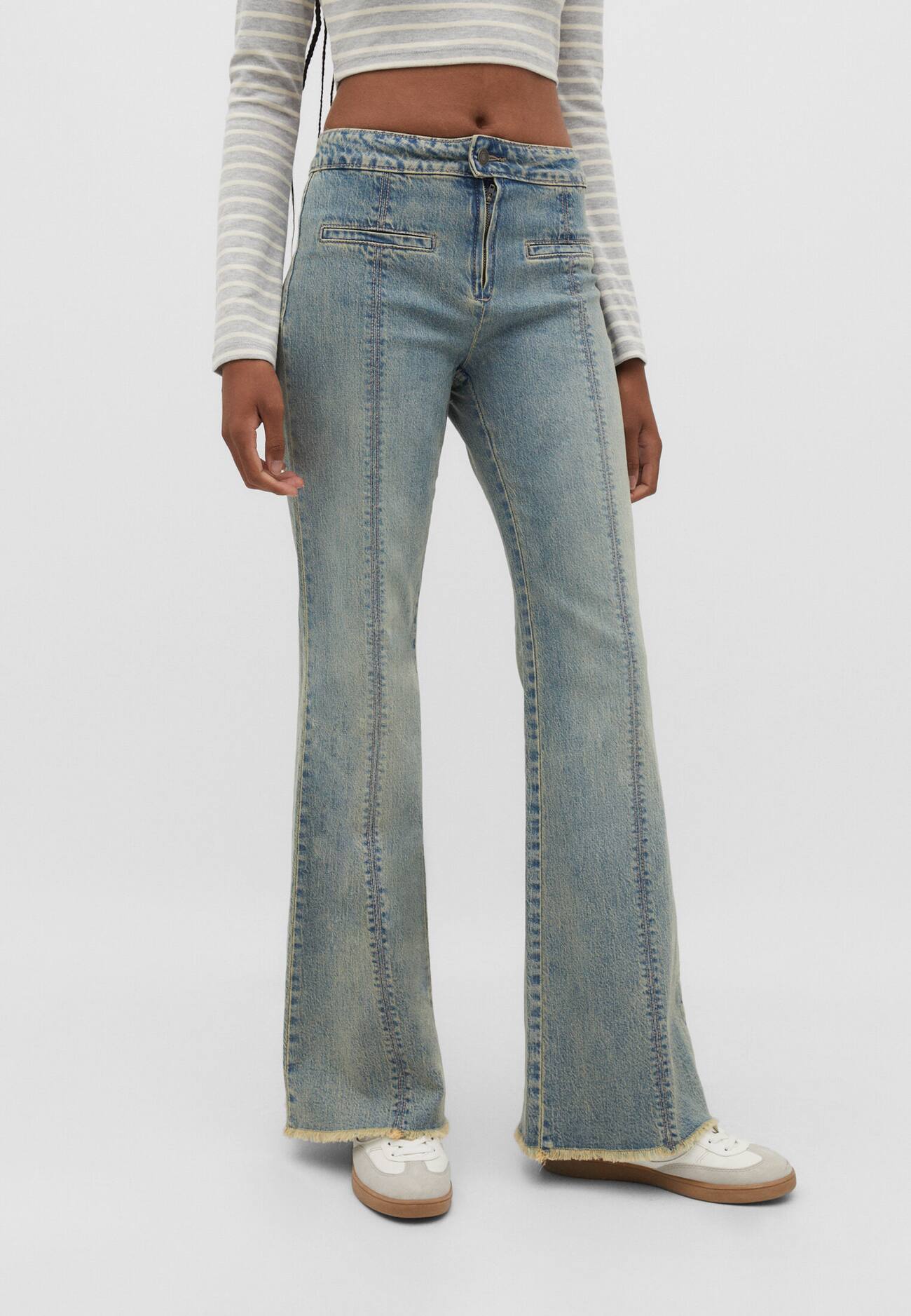 Calça boca de sino com detalhes de costura frontal