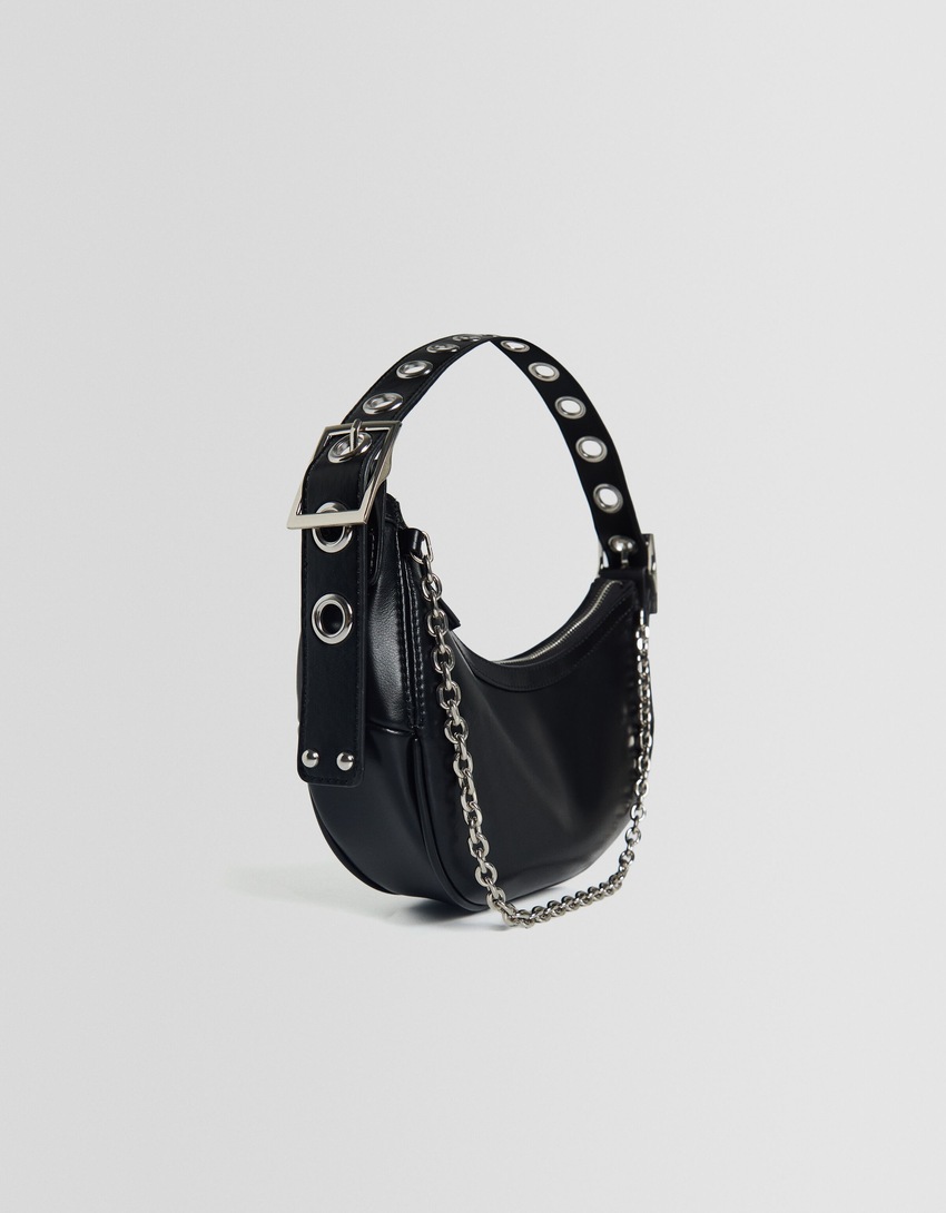 Bolsa de ombro com corrente e ilhós.