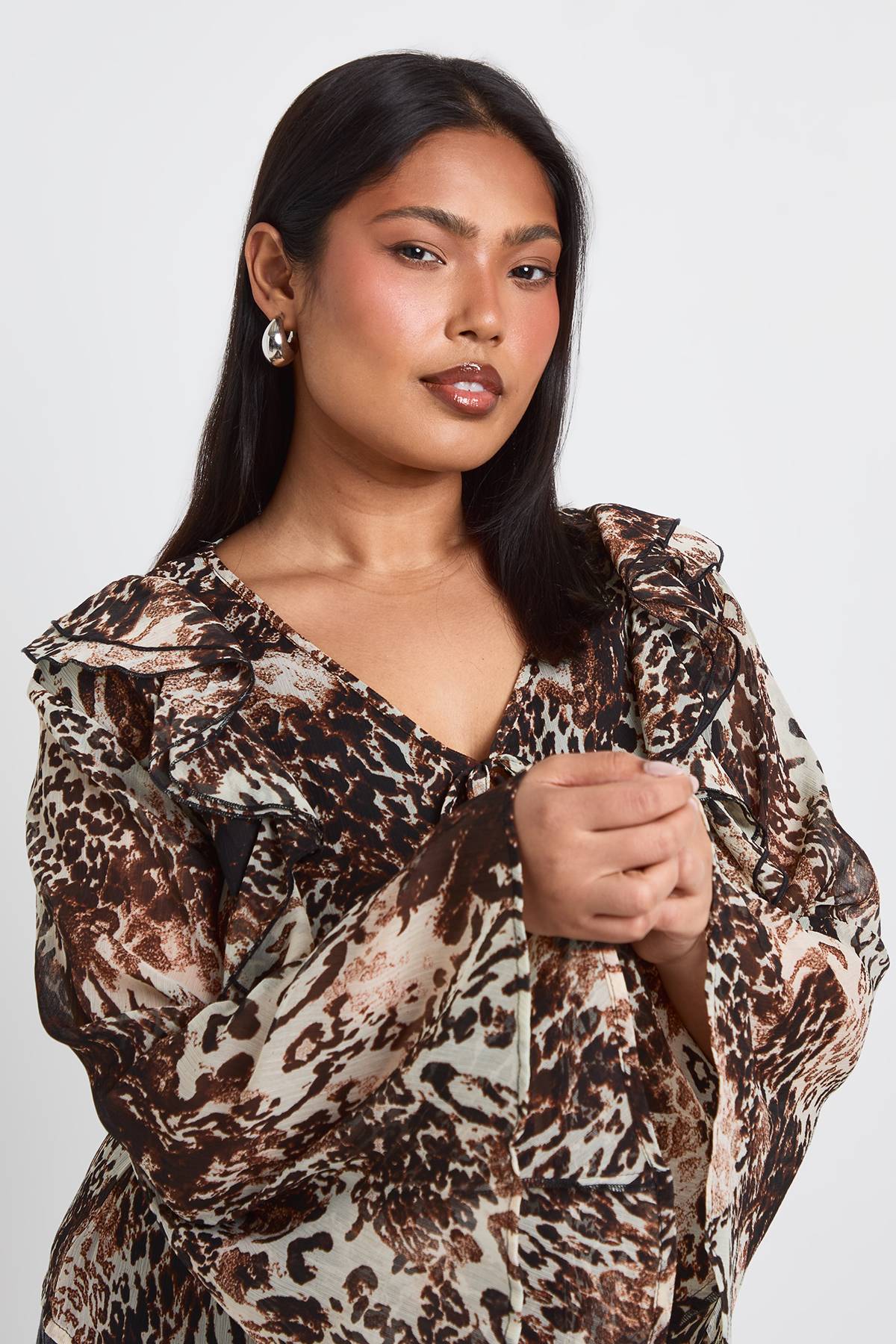 boohoo Blouse En Mousseline Grande Taille À Imprimé Animalier Mixte Avec Volants Et Nœud Devant