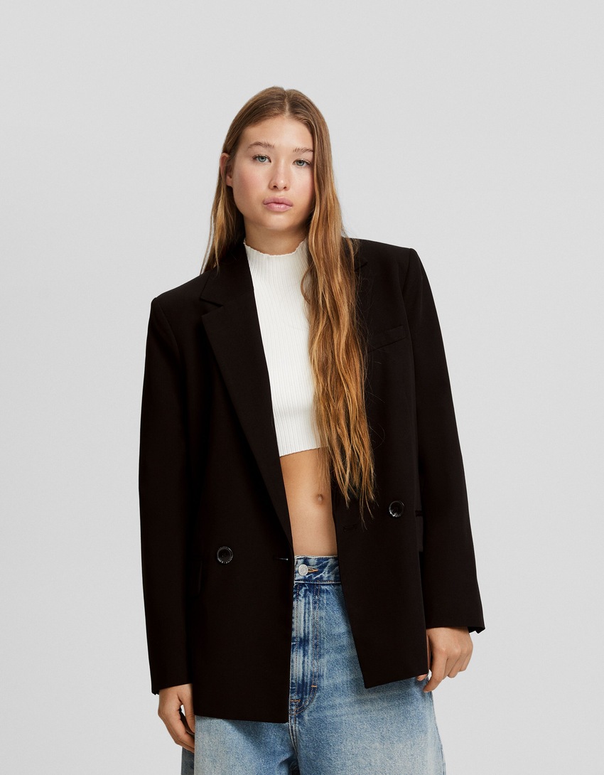 Blazer feminino de corte regular e abotoamento duplo.