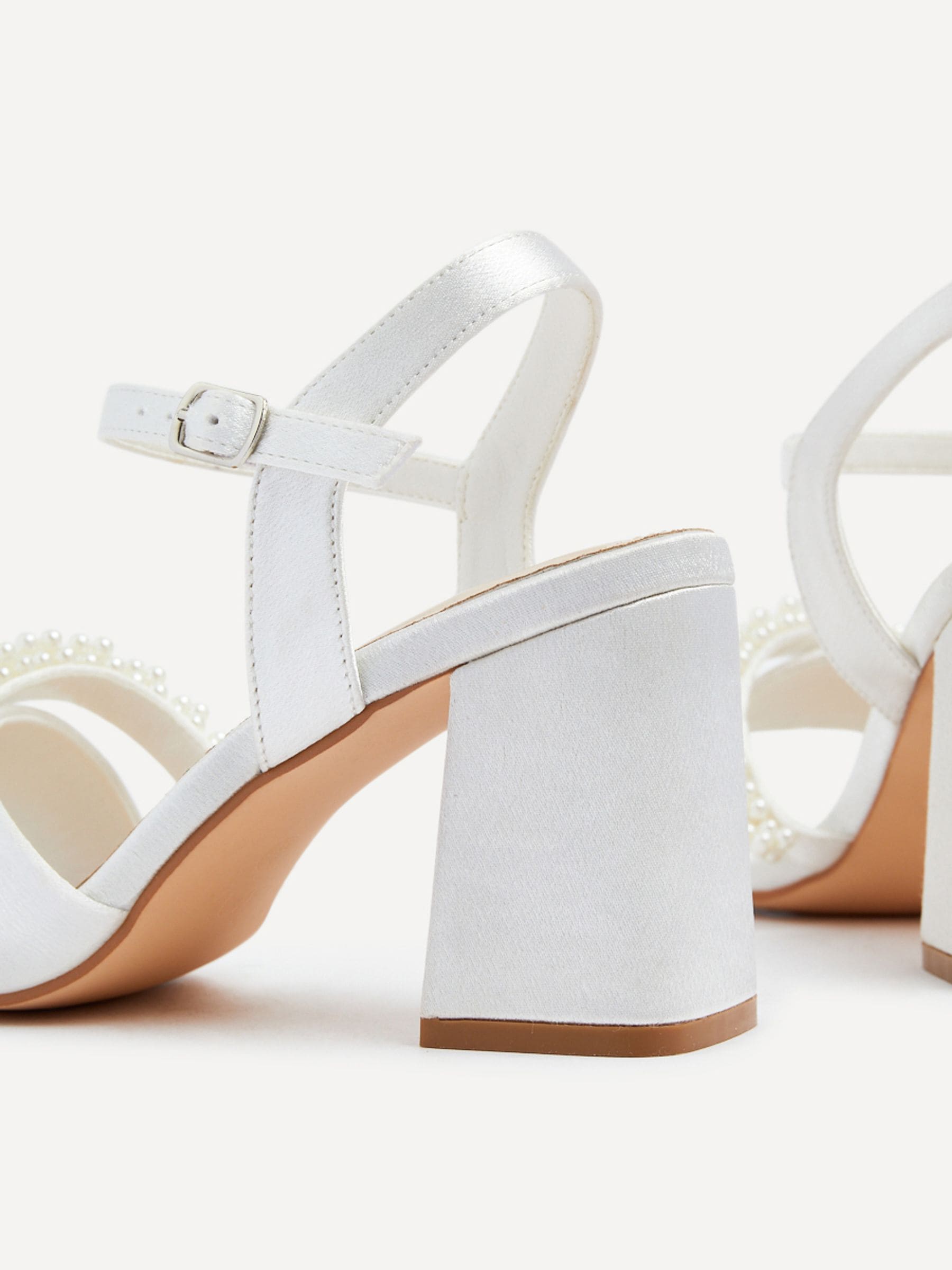 Linzi Bridal satijnen blokhakken met parel versierde teenriem
