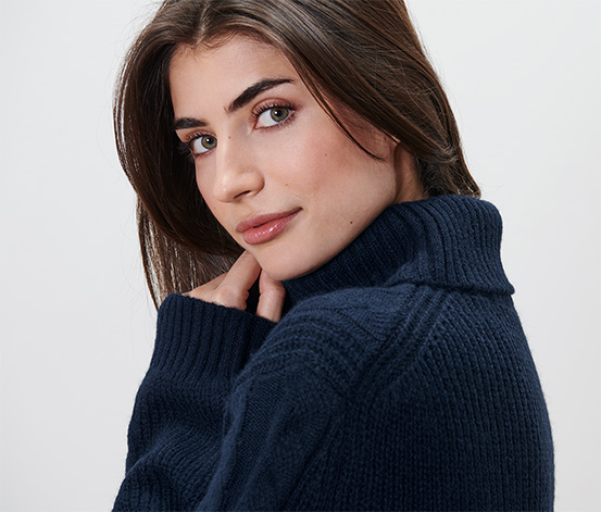Langer Strickpullover mit Zopfmuster