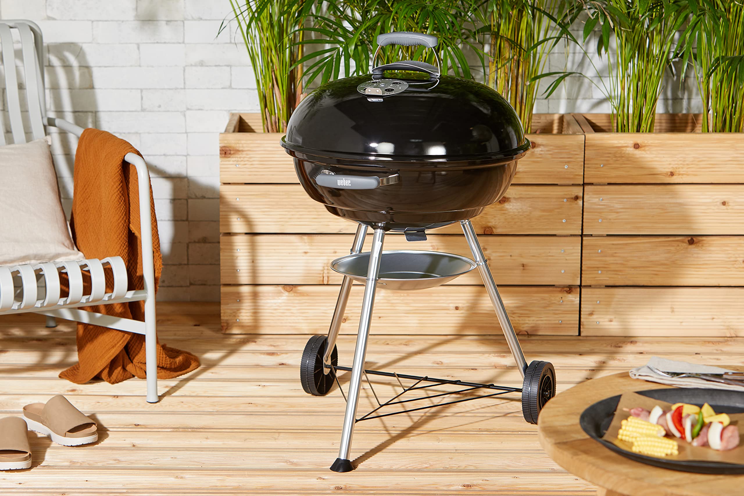 Weber Compact Kettle barbecue au charbon de bois, surface de cuisson Ø 57cm, barbecue avec couvercle et cuve en acier emaillé, trépied et roues, grille chromée – Noir (1321004)