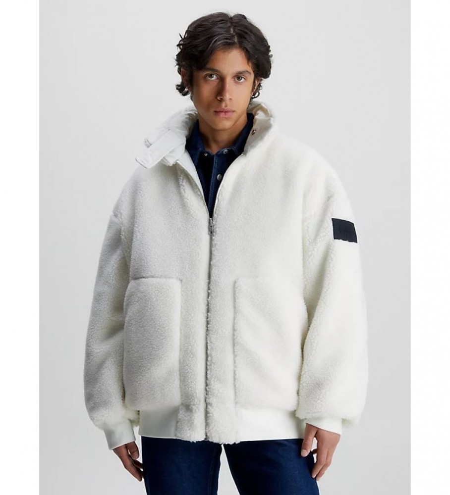 Jaqueta bomber reversível de sherpa e pele sintética da Calvin Klein Jeans, branca.