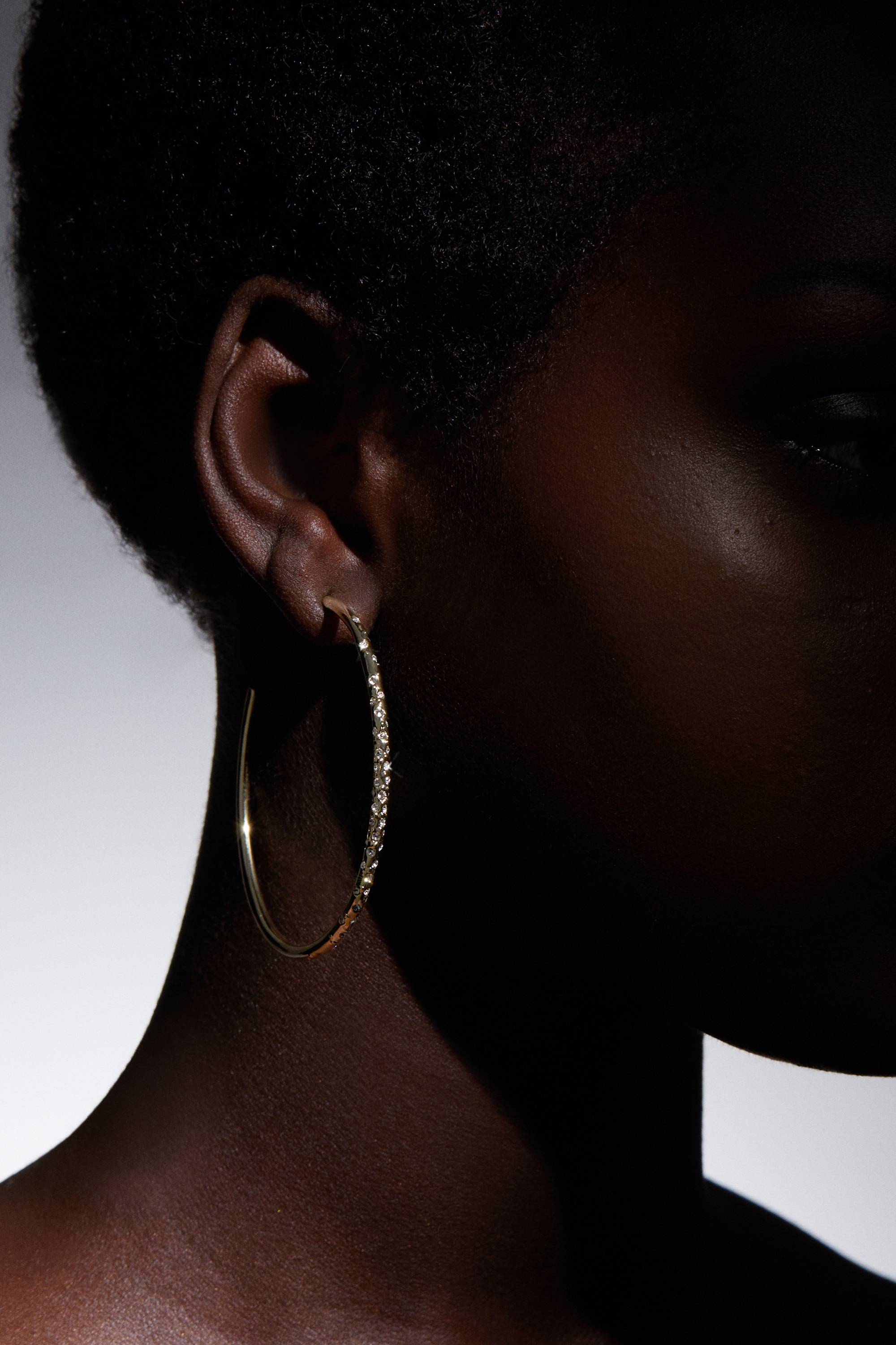 KarenMillen Boucles d'oreilles créoles larges serties à la main, parsemées de cristaux européens