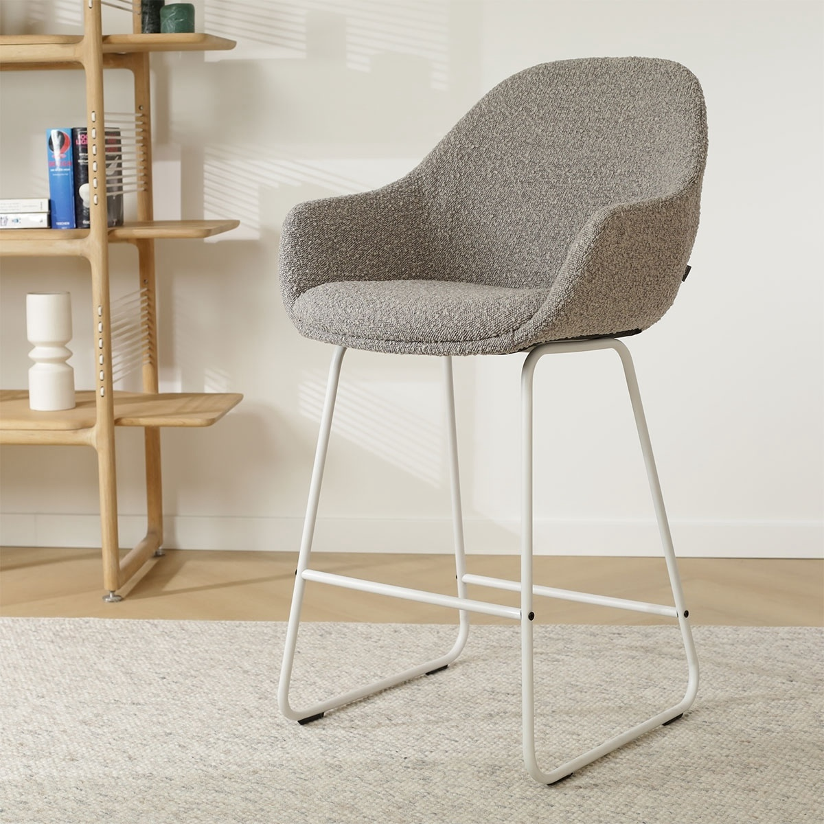 Barkruk Nino-Mae bouclé beige - wit onderstel - 75 cm