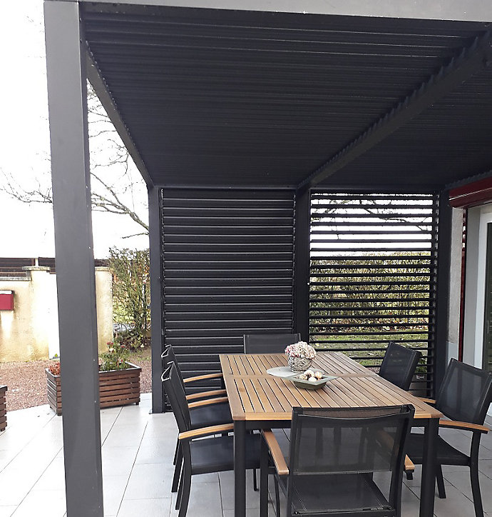Pergola bioclimatique autoportante manuelle aluminium Habrita PER3630VBI gris 3,60 x 3 m avec 1 côté ventelles gris