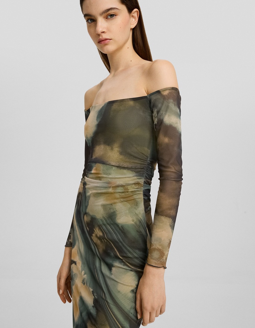Vestido longo com estampa tie-dye e mangas compridas.