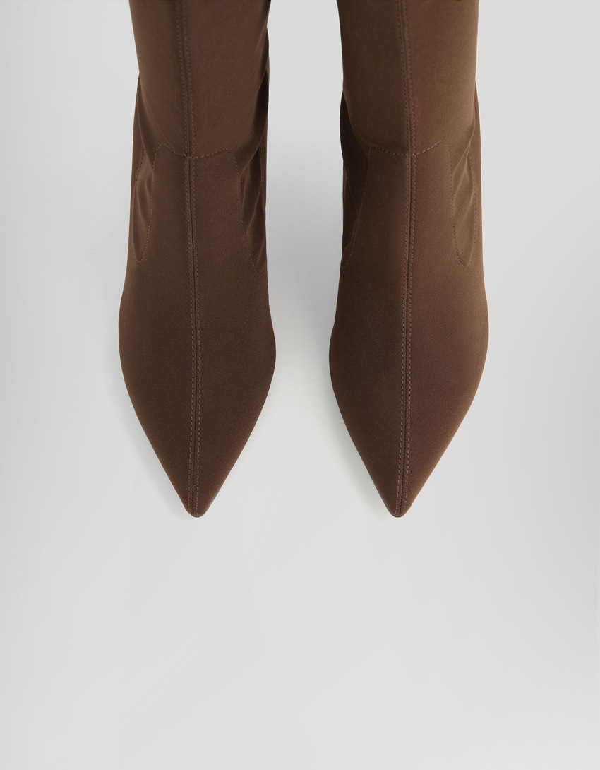 Botas de cano curto com salto alto e modelagem ajustada