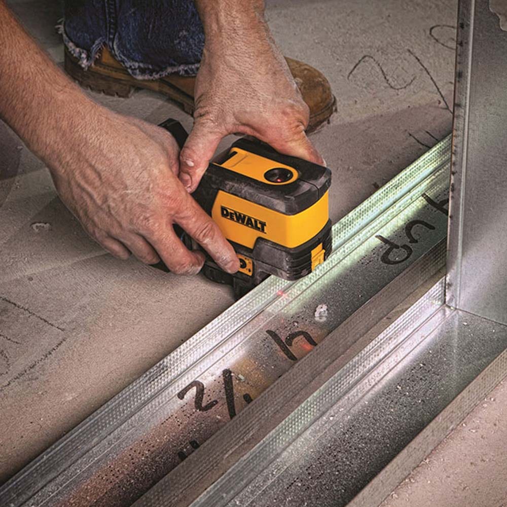 Nível a laser de linhas cruzadas DEWALT com prumo e feixe vermelho DW0822-XJ