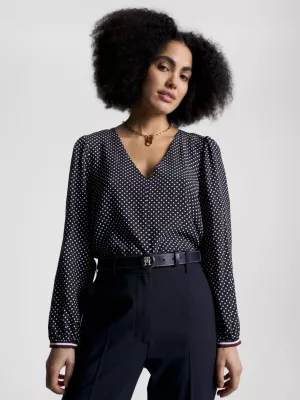 Blusa de bolinhas com decote em V e modelagem regular.