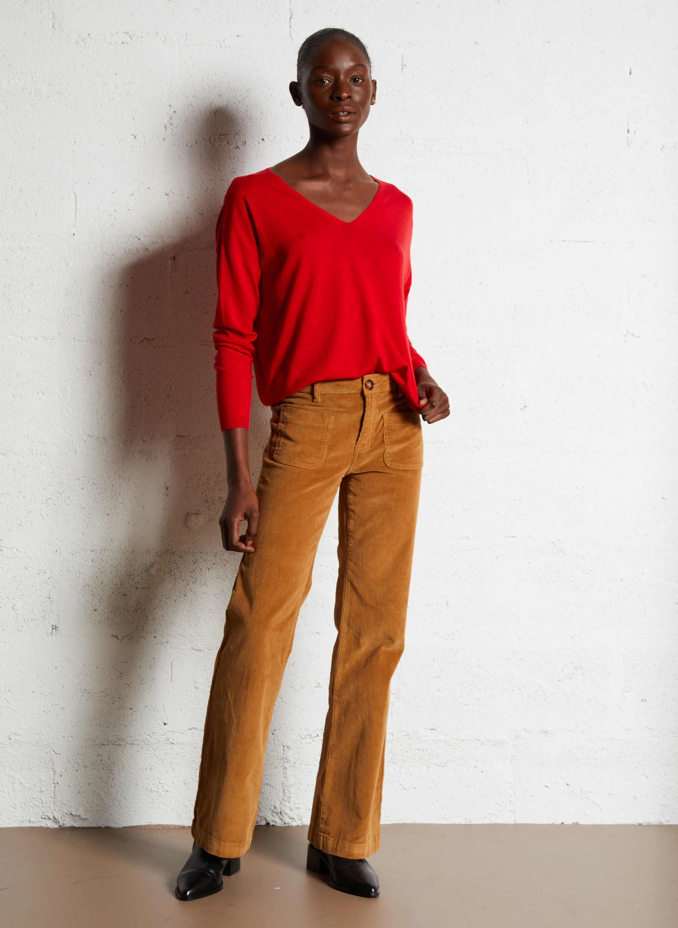 INES - Pull ample col V en maille fine | Rouge