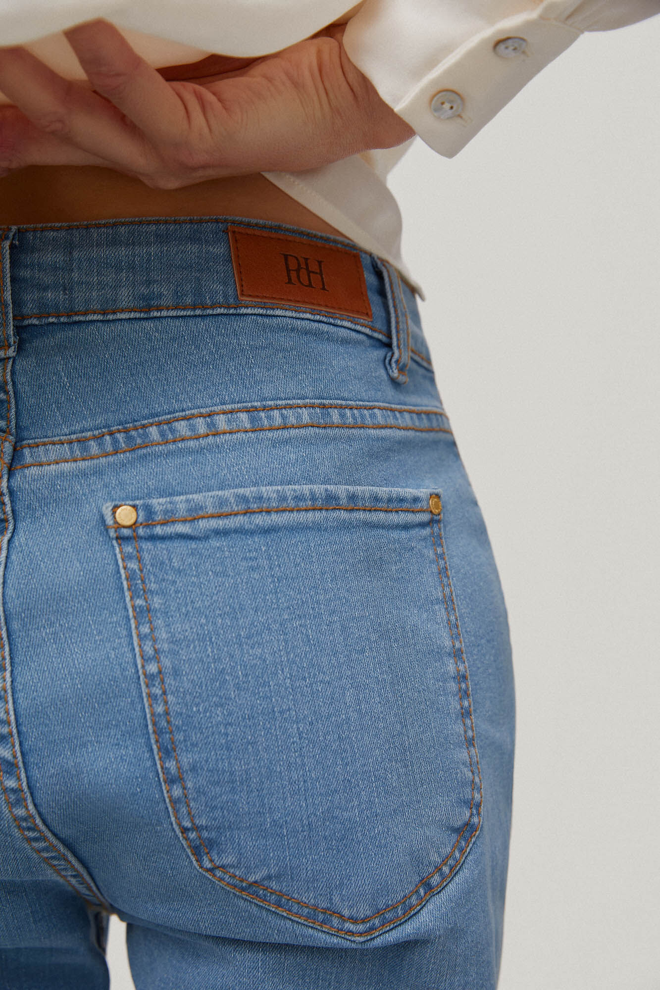 Calça jeans cropped bordada com 5 bolsos e modelagem flare - Azul