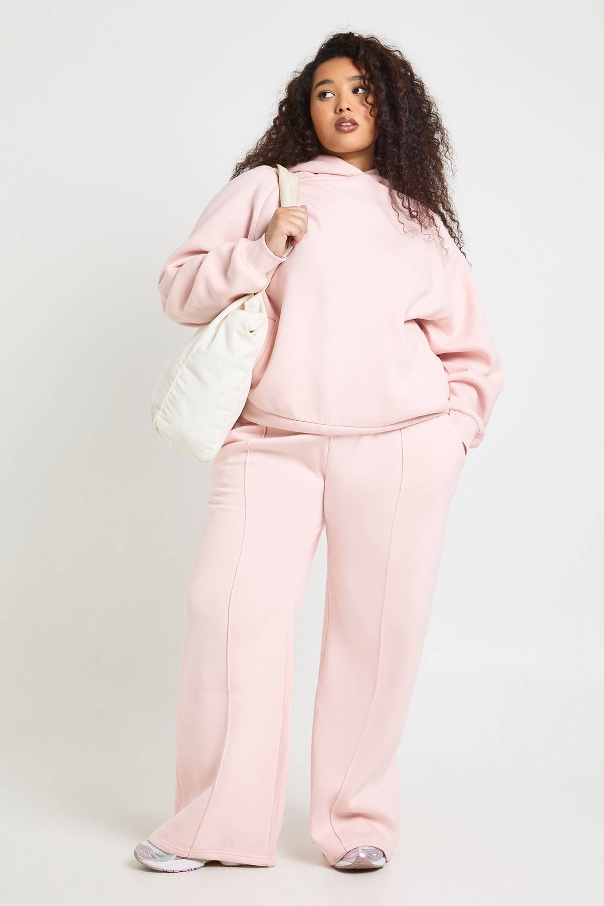 boohoo Jogger Grande Taille Basique À Jambe Large Avec Détails De Plis Piqués Et Ceinture Profonde