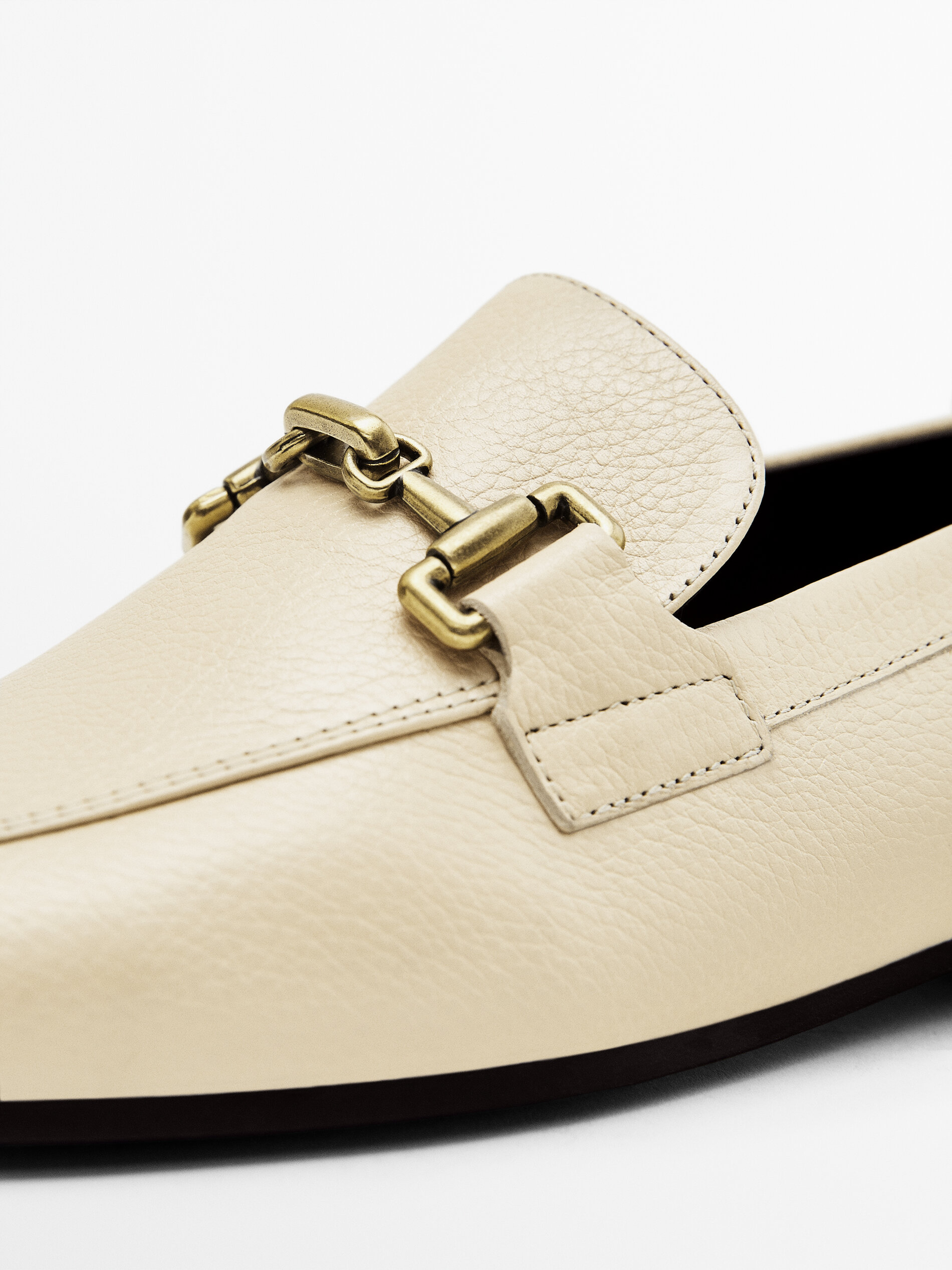 Mocassim de couro com fivela de metal - RAW