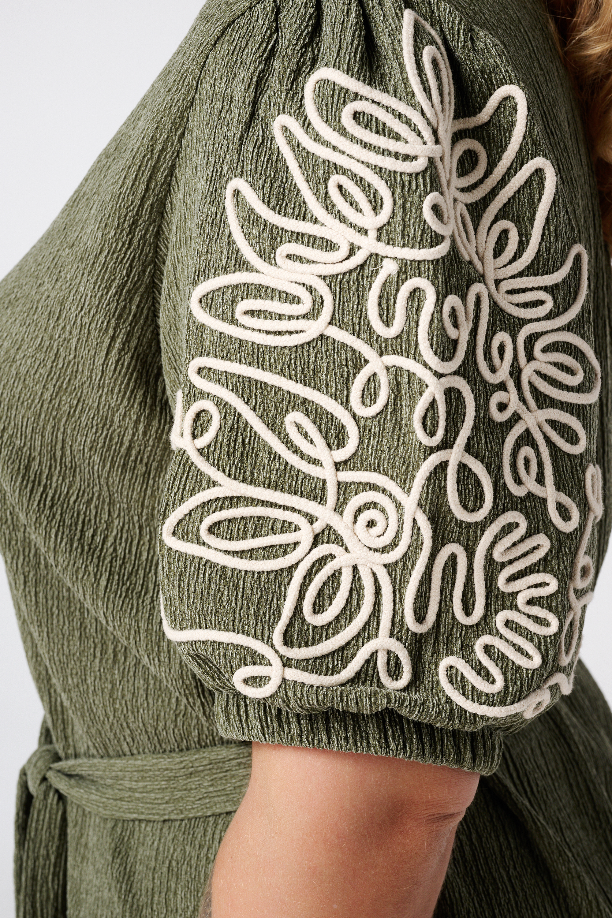 Jurk met details op de mouwen Khaki