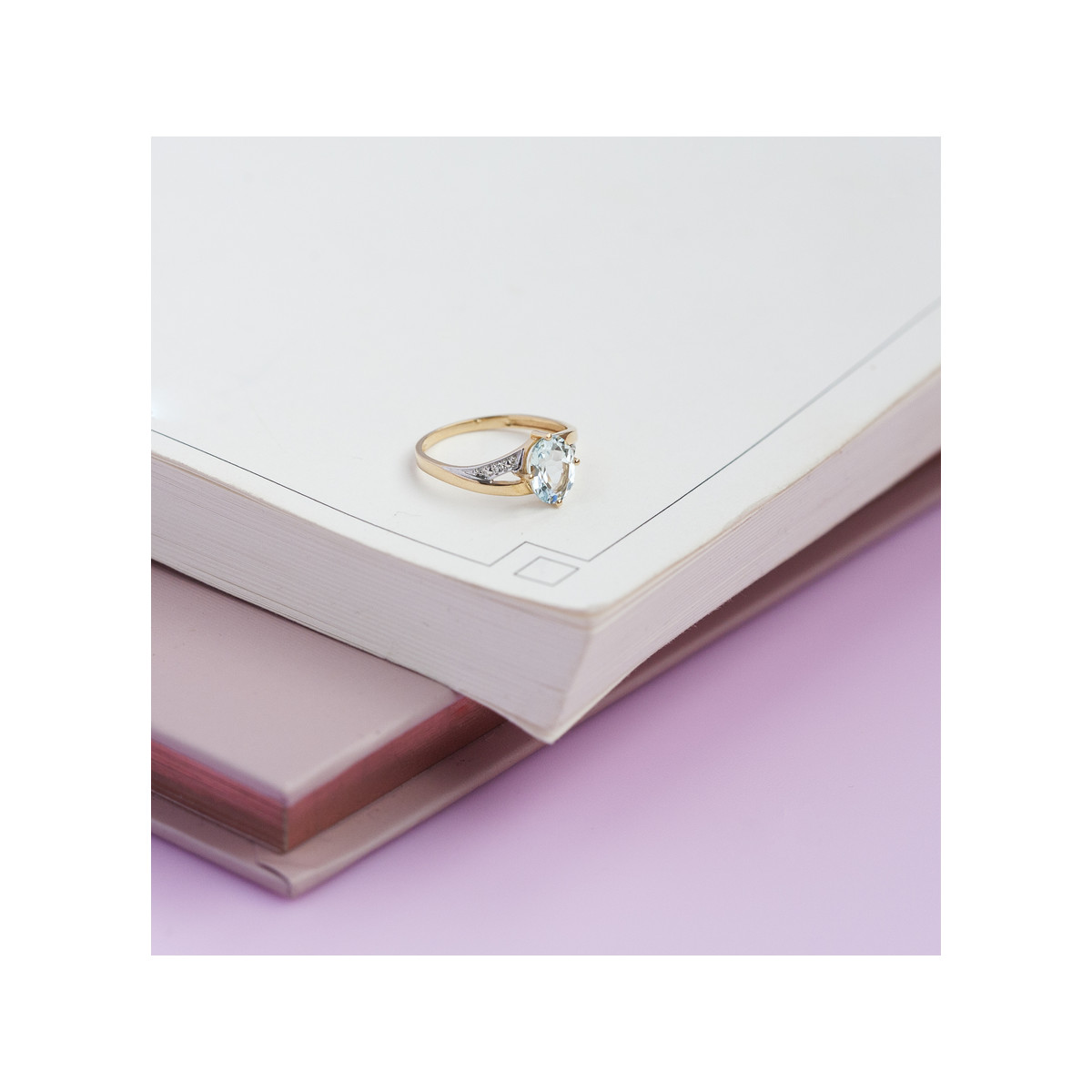 Bague or 750 2 tons aigue-marine ovale et diamants