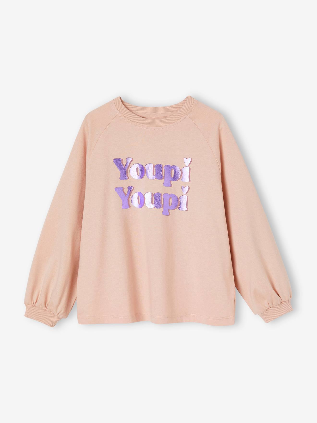 Camiseta evasê com mensagem vibrante e efeito metálico para meninas com maquiagem rosa.