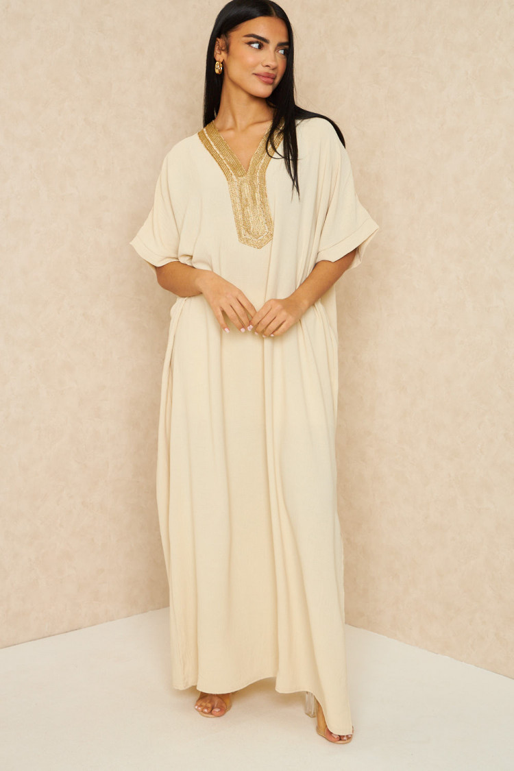 Abaya beige clair à broderies dorées