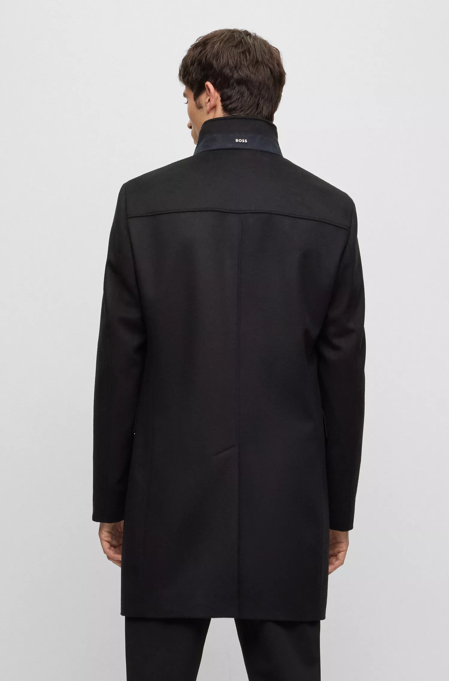 Casaco BOSS preto de corte regular em lã virgem e cashmere.
