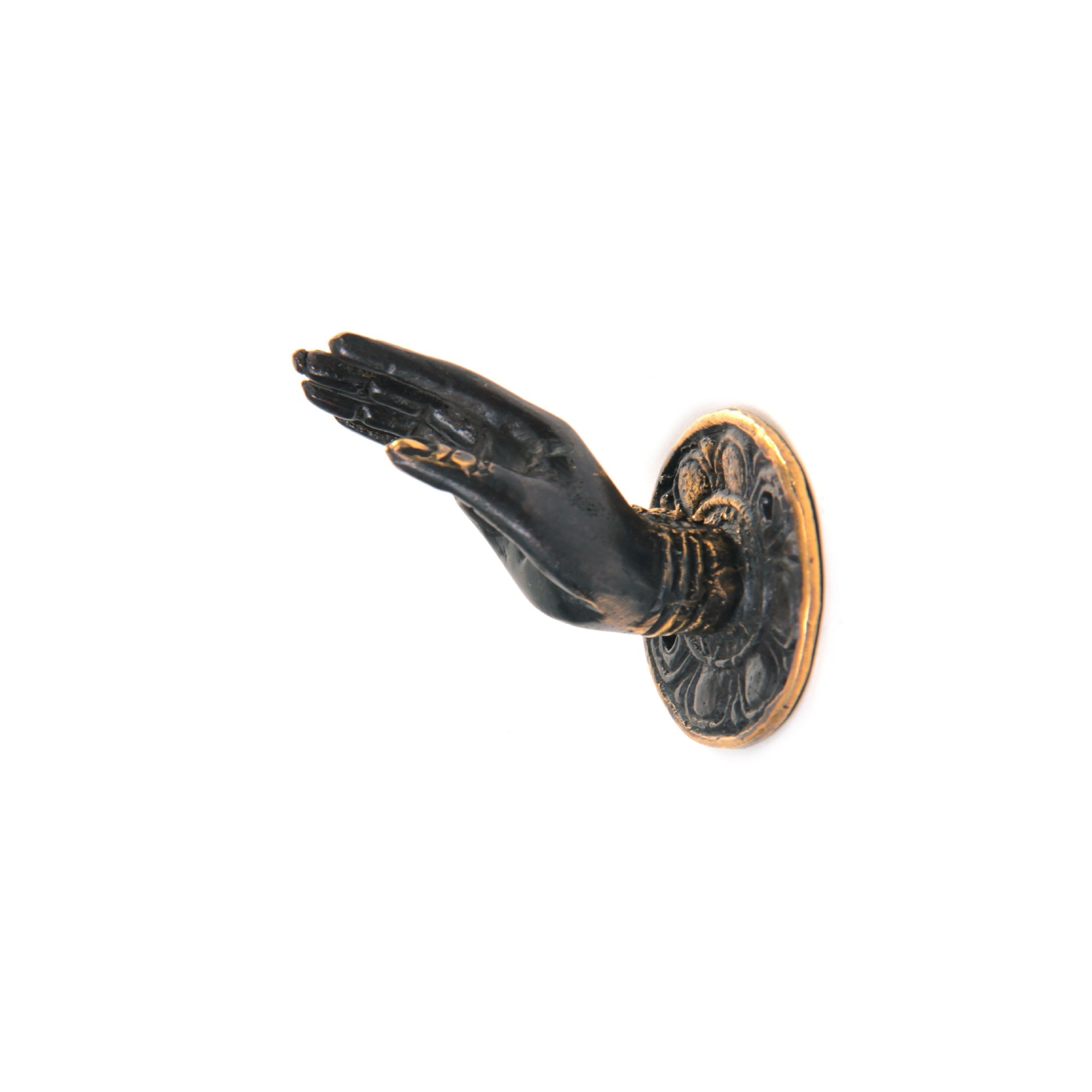 Wandhaken 'Hand rechts', aus Bronze, Ø 4 cm, H 4 cm von fischer's lagerhaus