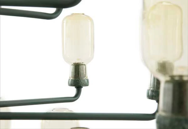 Normann Copenhagen  Amp lysekrone med 15 arme, guldfarvet/grøn - H: 32,5 cm. Ø: 62,5 cm.