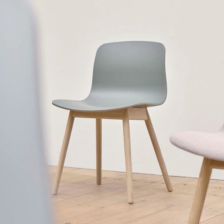 HAY - About A Chair AAC 12, Eiche lackiert / dusty blue 2.0 (Kunststoffgleiter)